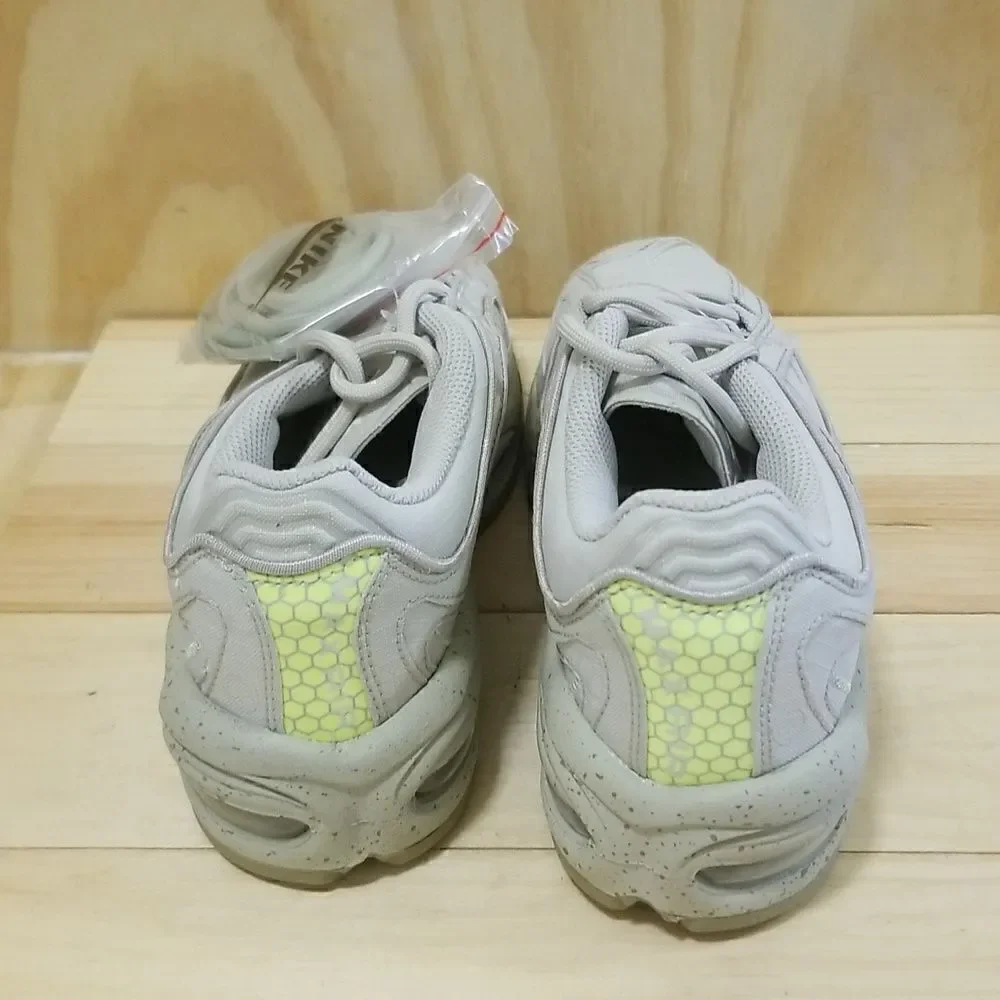Nike Air Max Women’s Size 7 1/2 ( 38.5 EU ) Mens size 6
